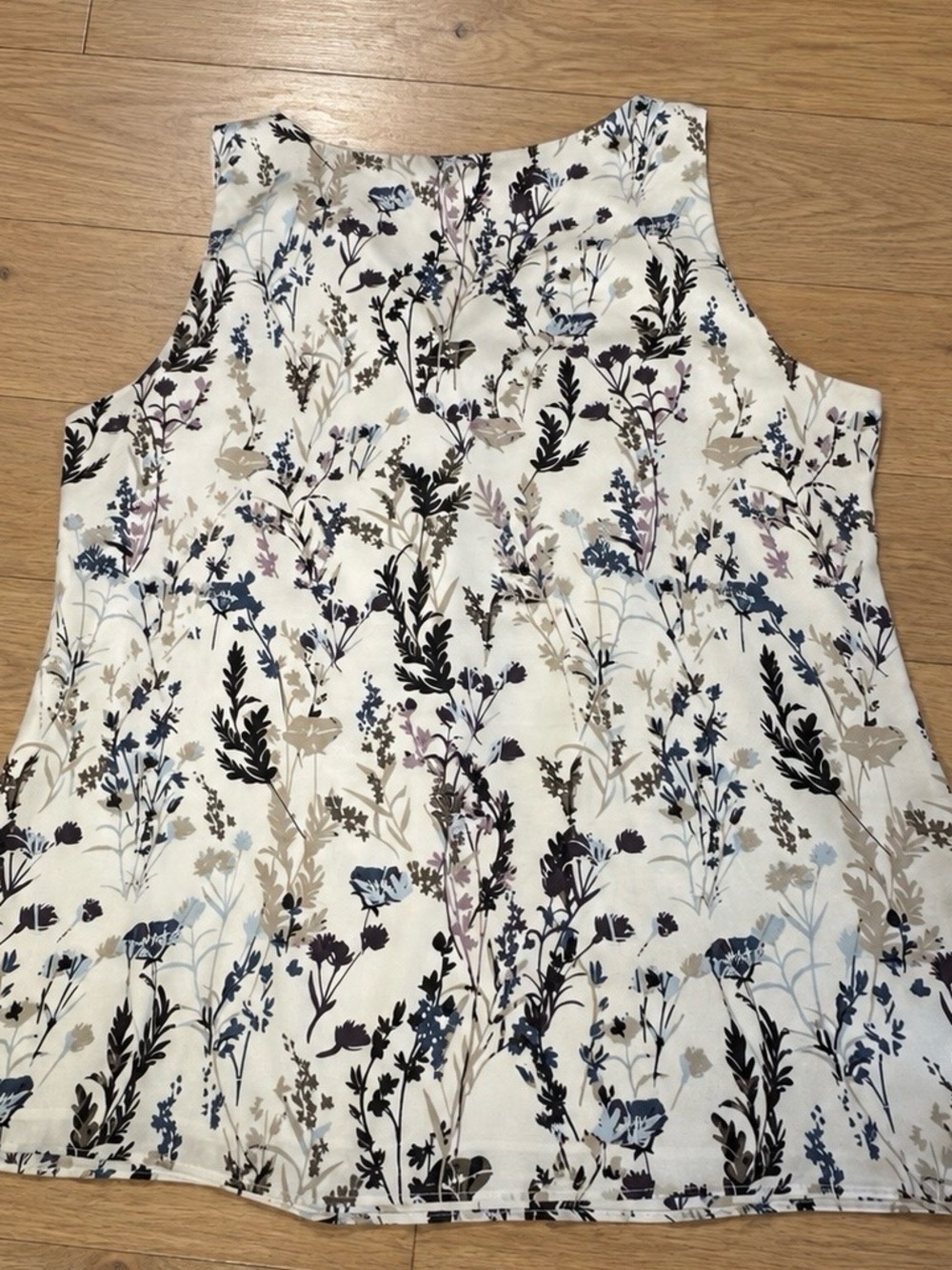 White House Black Market Floral Sleeveless Top in White, Navy, Taupe size M